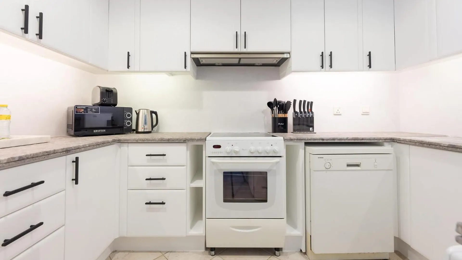 Prime 2Br Near Marina Mall & Tram Dubai Apartment