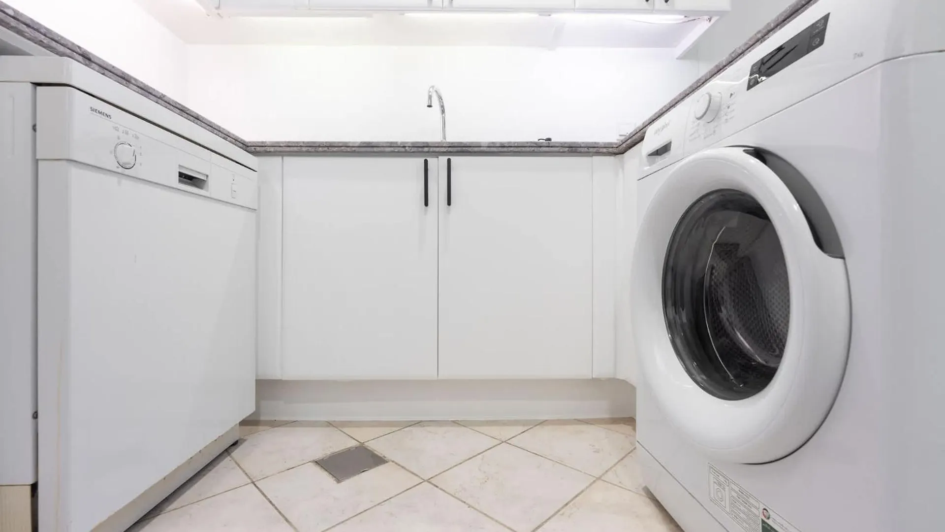 Prime 2Br Near Marina Mall & Tram Dubai Apartment