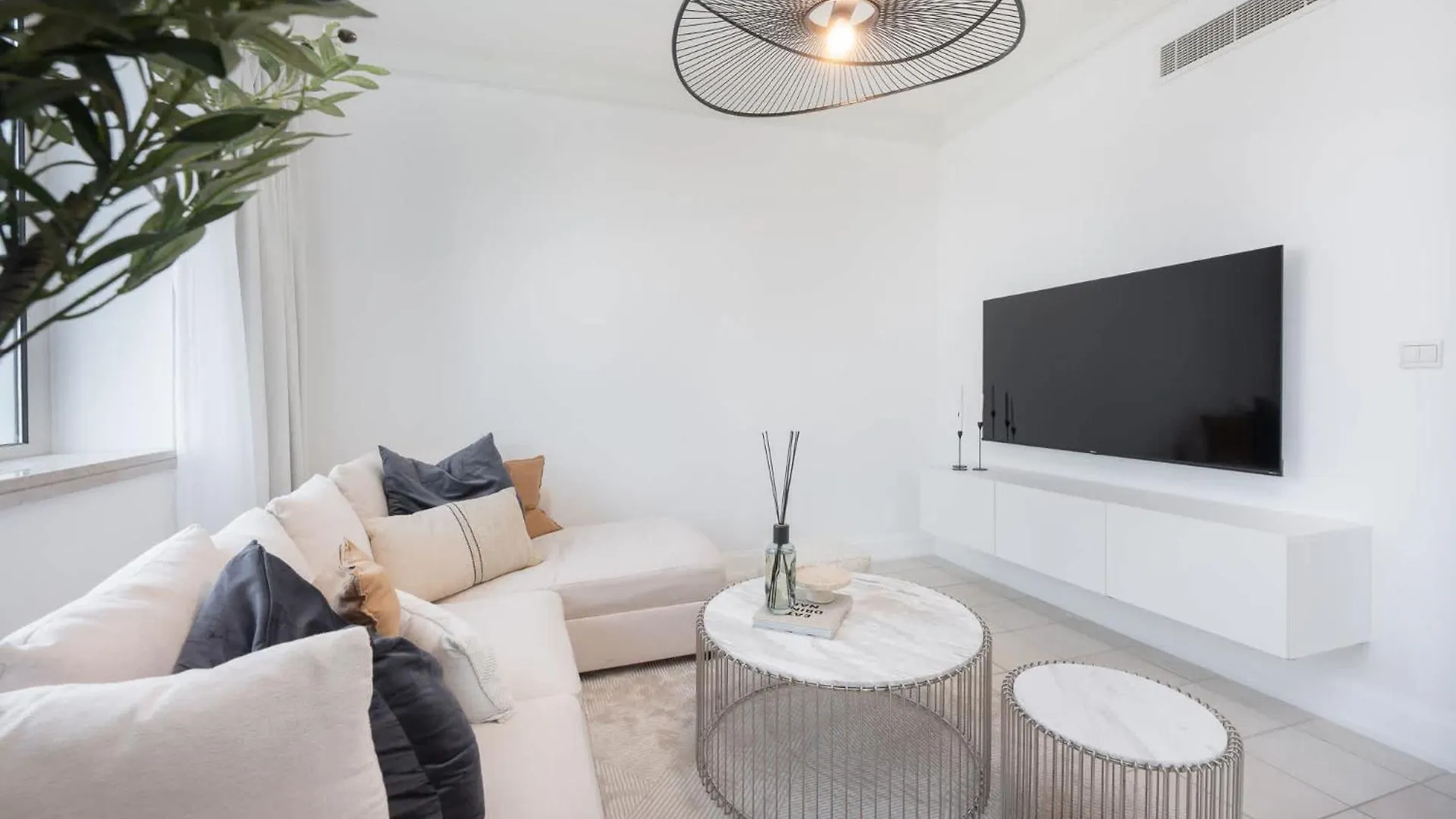 Prime 2Br Near Marina Mall & Tram Dubai 0*,