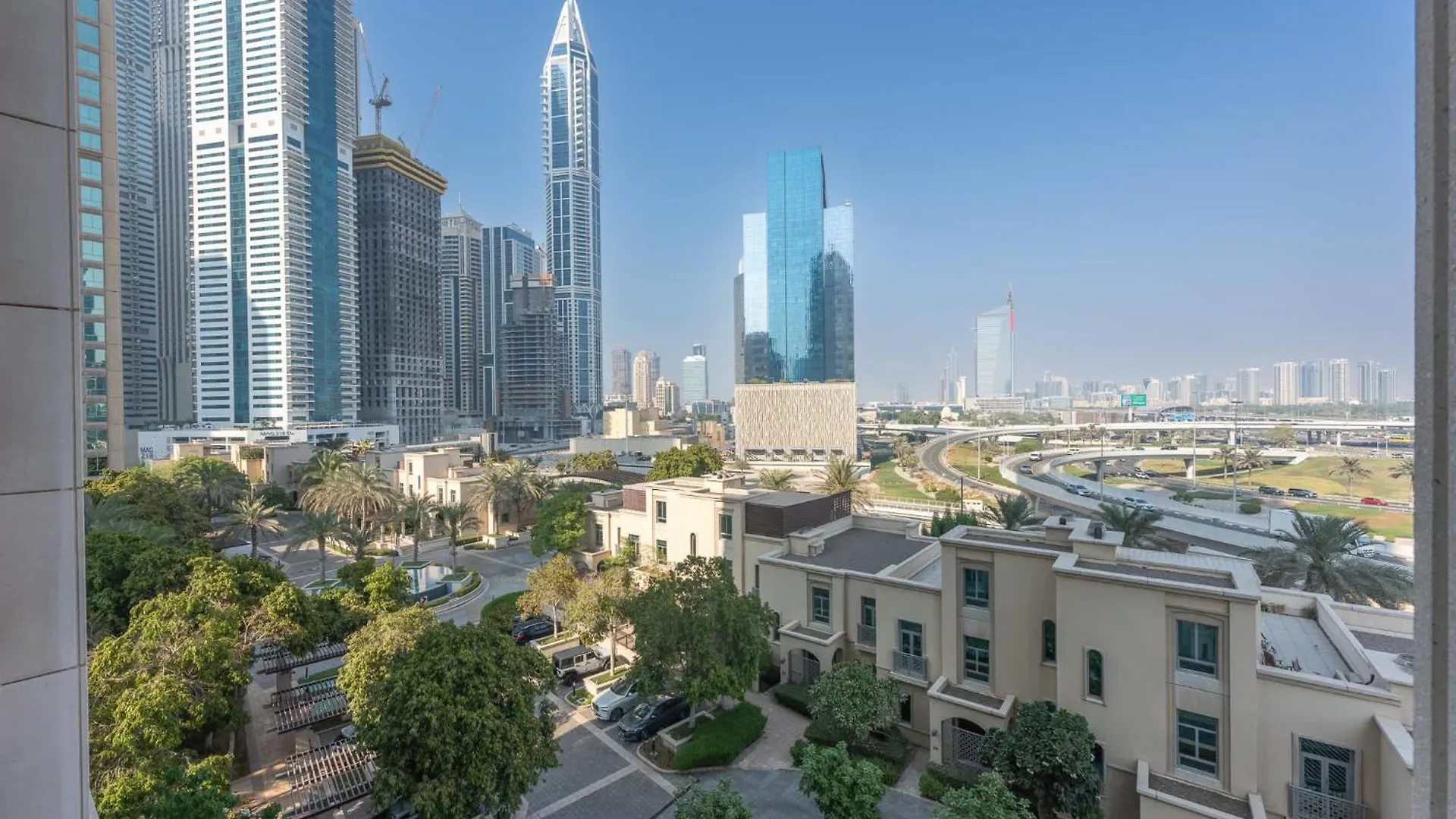 Apartment Prime 2Br Near Marina Mall & Tram Dubai