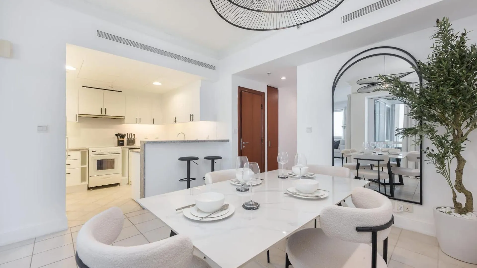Apartment Prime 2Br Near Marina Mall & Tram Dubai