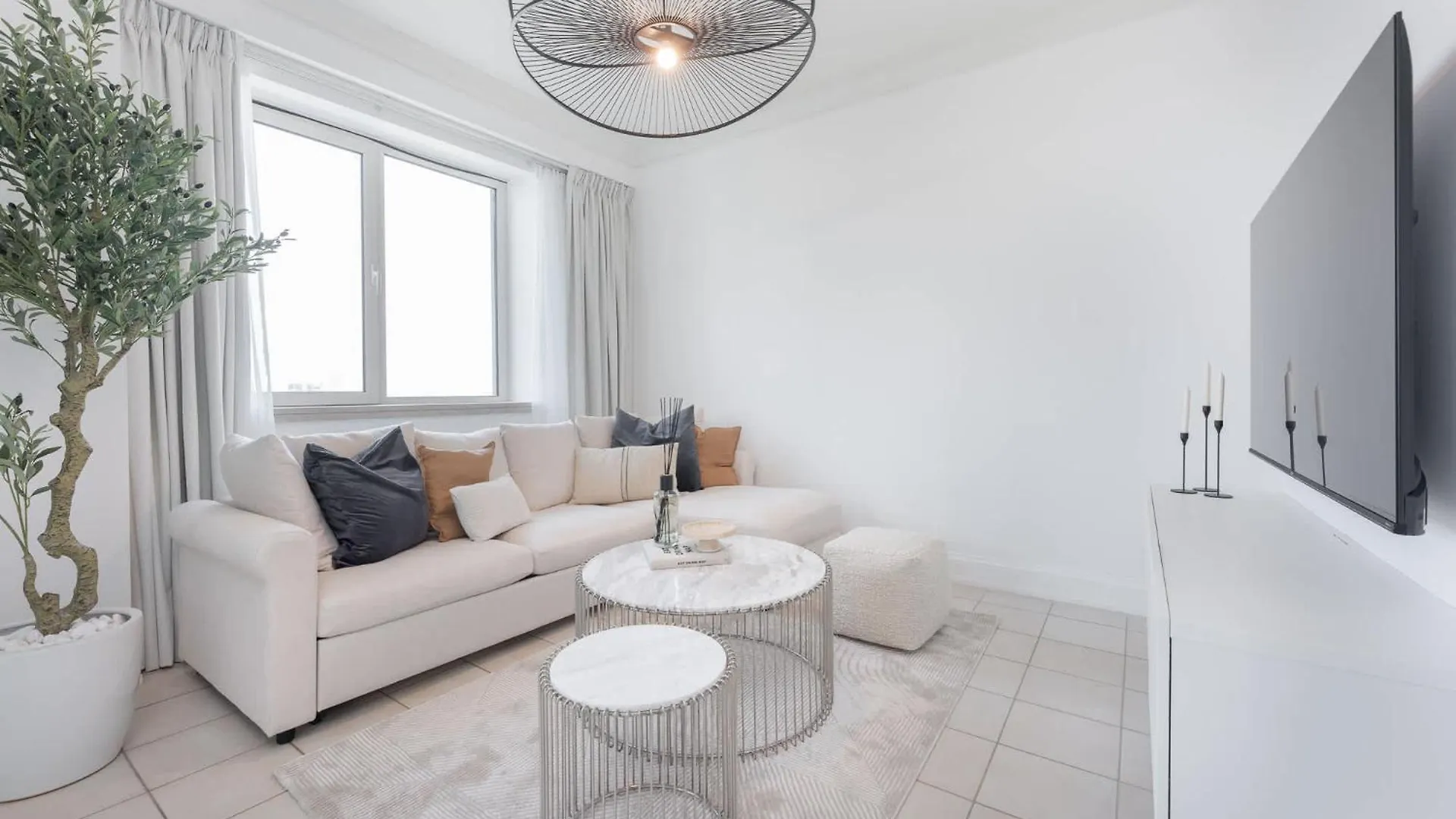 Apartment Prime 2Br Near Marina Mall & Tram Dubai